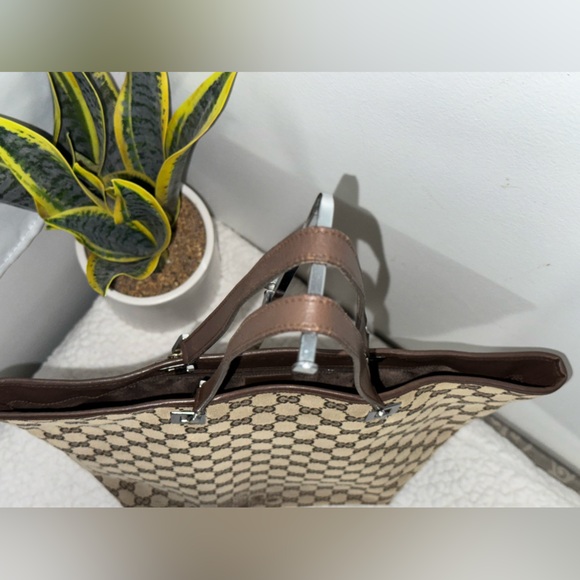 Gucci Signature GG Canvas Bucket Tote - Picture 3 of 9